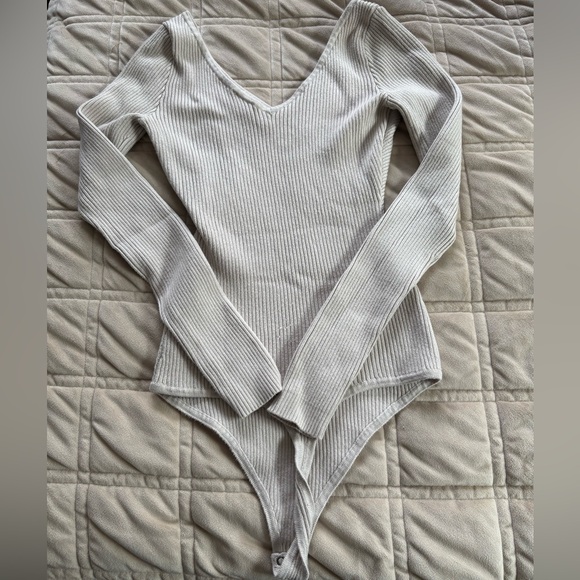 Abercrombie & Fitch Beige Ribbed V-Neck Top - Picture 2 of 3